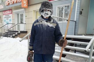 Дворник из Братска чистит снег в маске Дарта Вейдера