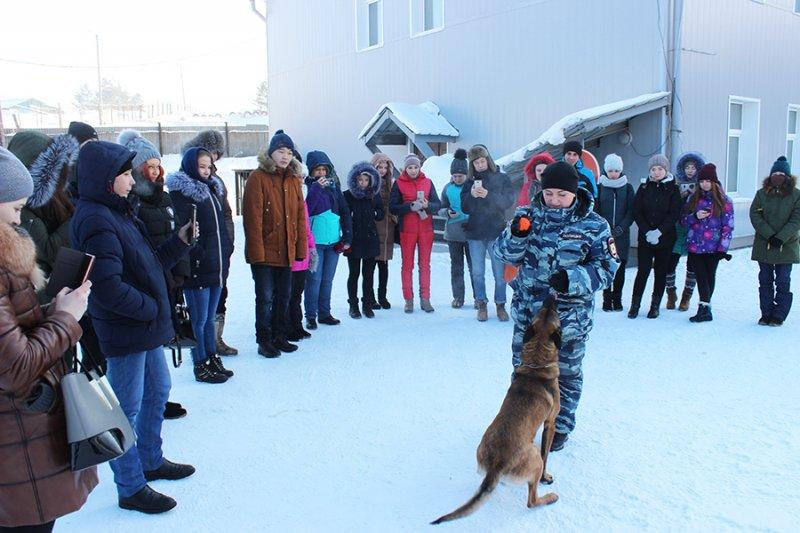 Иркутских студентов сводили в Центр кинологической службы