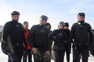 Иркутянин проплыл подо льдом Байкала 80 метров
