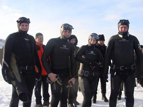 Иркутянин проплыл подо льдом Байкала 80 метров