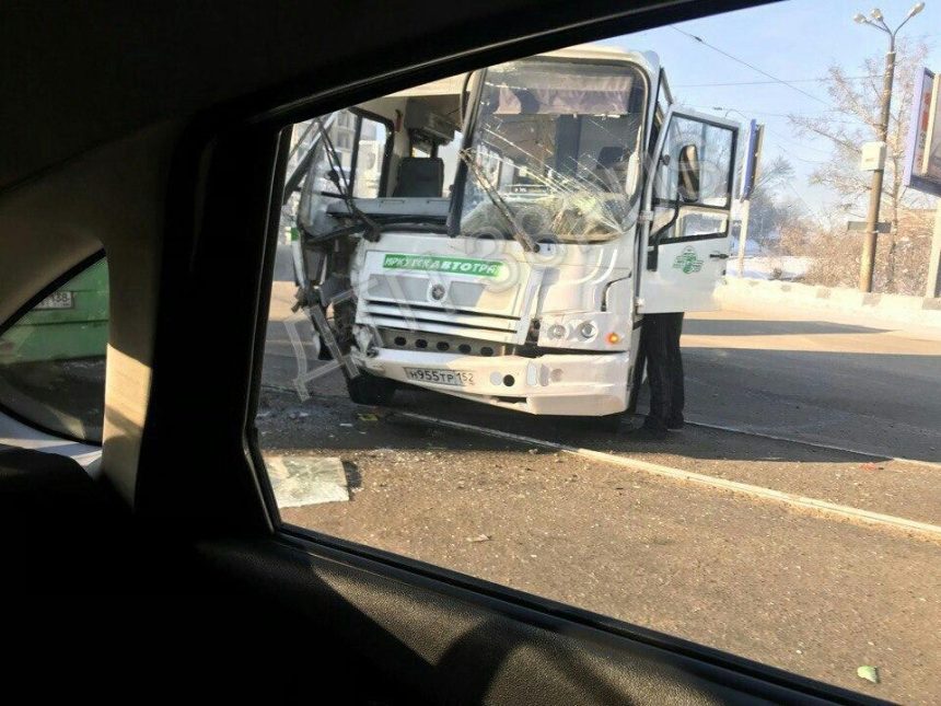 На Глазковском мосту Иркутска столкнулись два автобуса