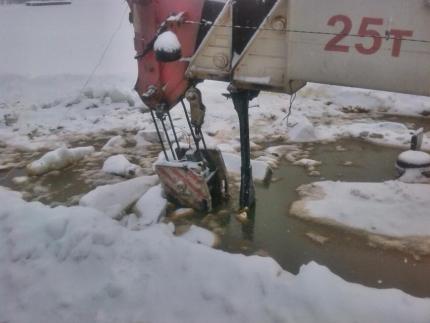 На месте разлива нефти на реке Лене работают водолазы