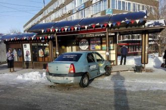 Никто из людей, находившихся на остановке, в которую влетел автомобиль, не пострадал