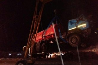 Спасатели подняли бензовоз на реке Лена
