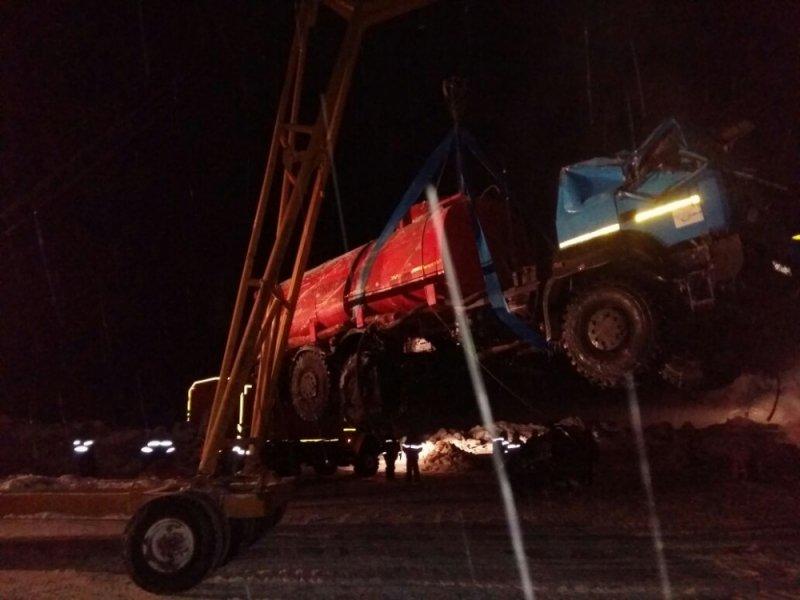 Спасатели подняли бензовоз на реке Лена