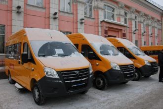 Директорам школ Иркутского района вручили ключи от новых автобусов