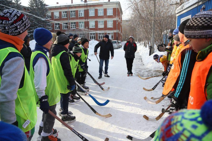 Мэр вручил клюшки команде по хоккею с мячом школы №75 Иркутска