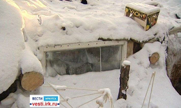 Неделя в фотографиях: лунное затмение, очередь, землянка, разваливающийся дом и другое