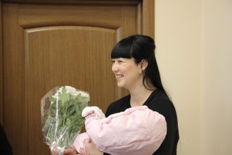 Первый сертификат на право получения ежемесячных выплат за рождение первого ребенка вручен в Иркутском районе