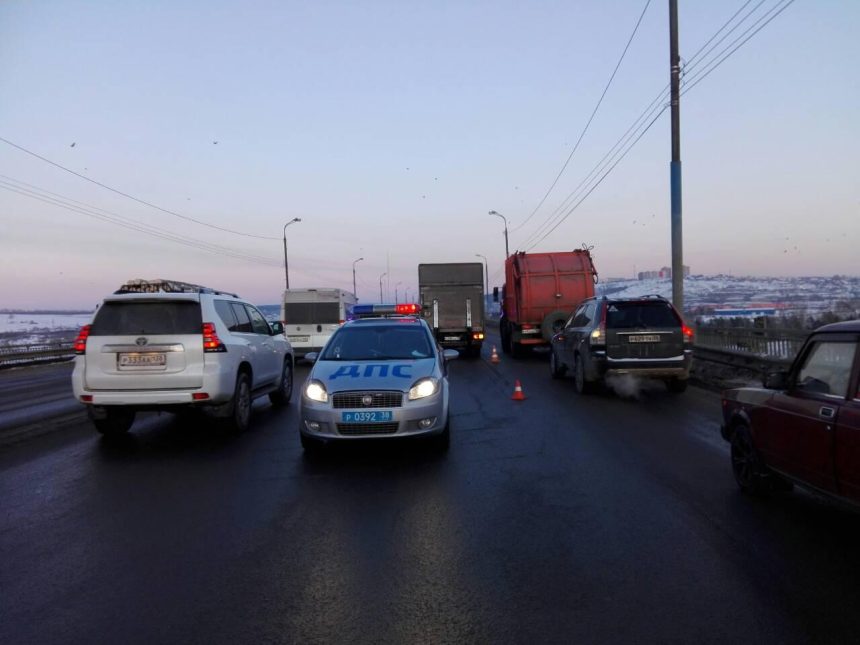 Пешехода насмерть сбили на Иннокентьевском мосту