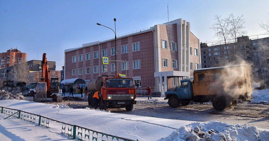 В Братске продолжают ликвидировать прорыв на магистральном водопроводе