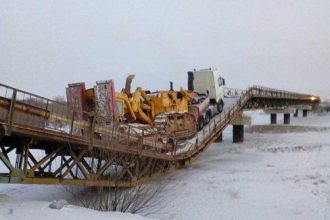 В Бурятии под тяжелой техникой обрушился мост