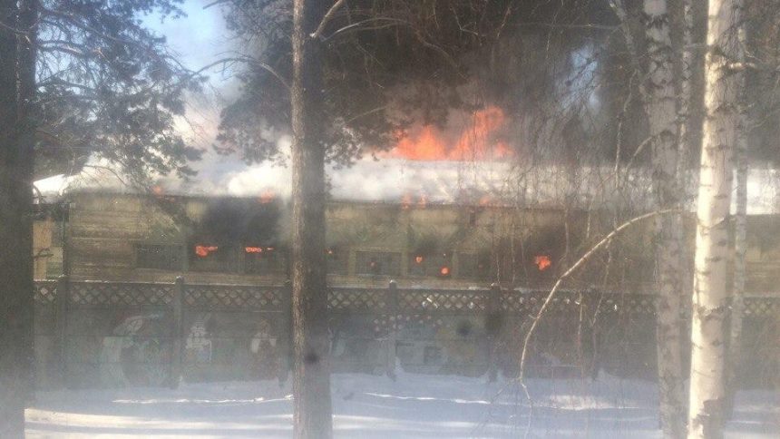 Заброшенные склады горели сегодня в Ангарске