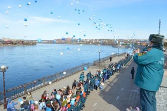 300 человек выстроились в "живую стену" в Иркутске