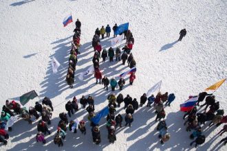Активисты выстроились в форме надписи «18 марта» на льду Байкала