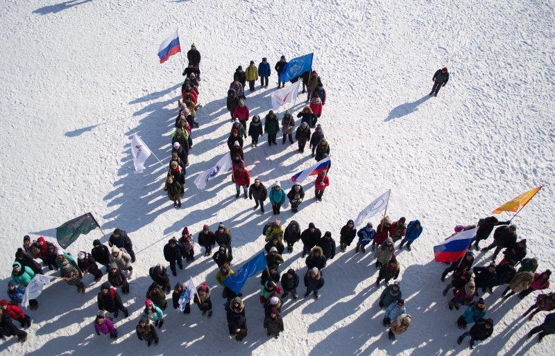 Активисты выстроились в форме надписи «18 марта» на льду Байкала