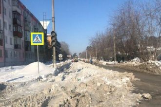 Ангарчане прислали фото снежных завалов. Администрация признала работу подрядчиков неудовлетворительной