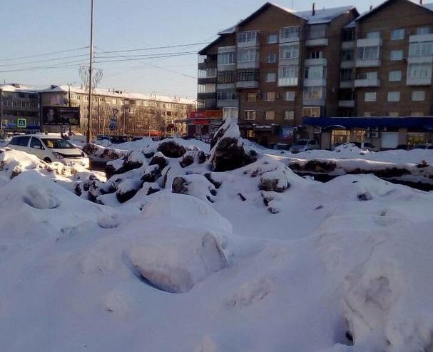 Ангарчане прислали фото снежных завалов. Администрация признала работу подрядчиков неудовлетворительной