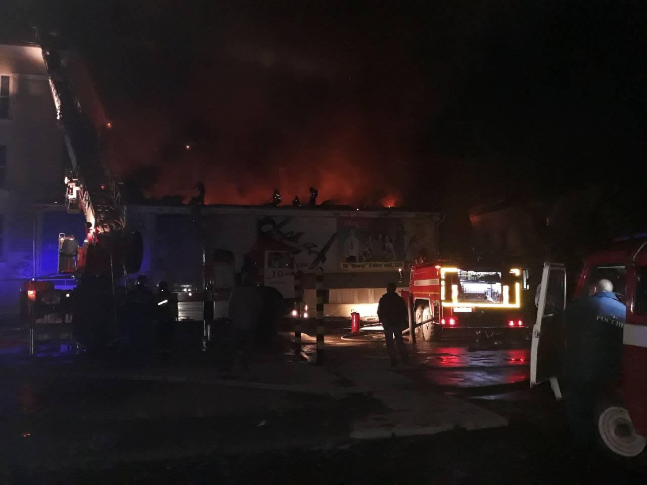 Более шести часов пожарные ликвидировали горение в ТЦ в Ангарске. Пожар уничтожил 700 кв. м. площади