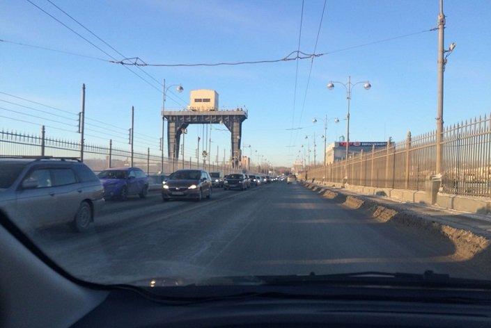 Большая пробка образовалась на плотине ГЭС из-за аварии