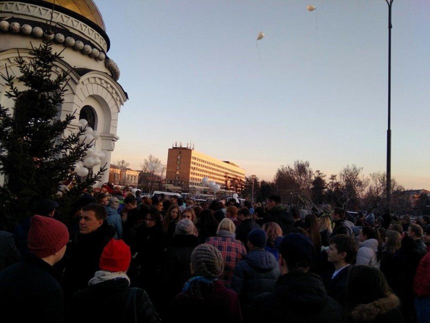 Иркутяне собрались, чтобы почтить память погибших на пожаре в Кемерово