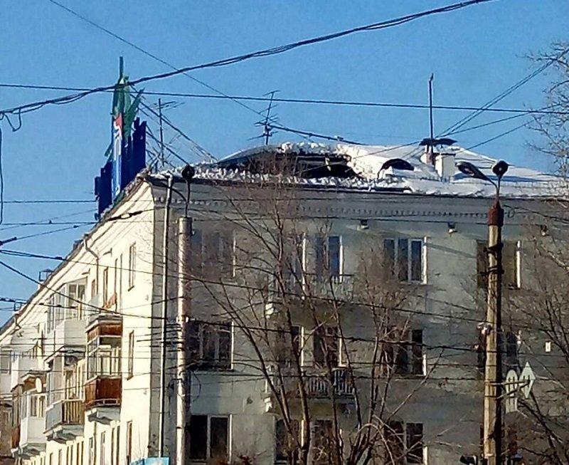 Крыша многоквартирного дома в Ангарске частично провалилась из-за снега