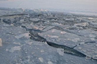 Лесовоз провалился под лёд в Братском районе. Водитель погиб