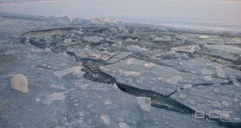 Лесовоз провалился под лёд в Братском районе. Водитель погиб