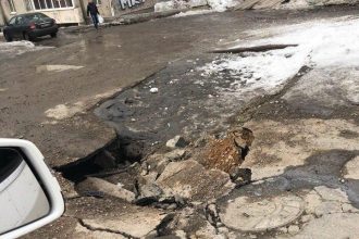 На участке улицы Байкальская провалился асфальт. Водителей просят быть осторожными