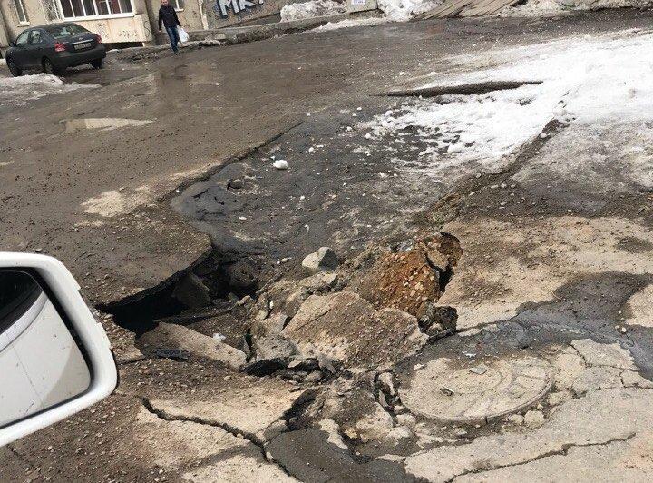 На участке улицы Байкальская провалился асфальт. Водителей просят быть осторожными