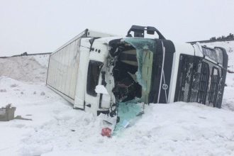 Отлетевшее колесо у лесовоза спровоцировало серьезное ДТП