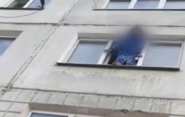 Полицейские Бодайбо спасли пенсионерку от падения из окна