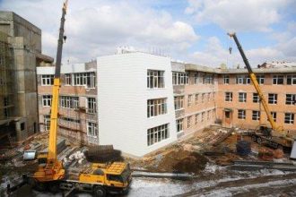 Строящуюся школу №19 в Иркутске остеклили