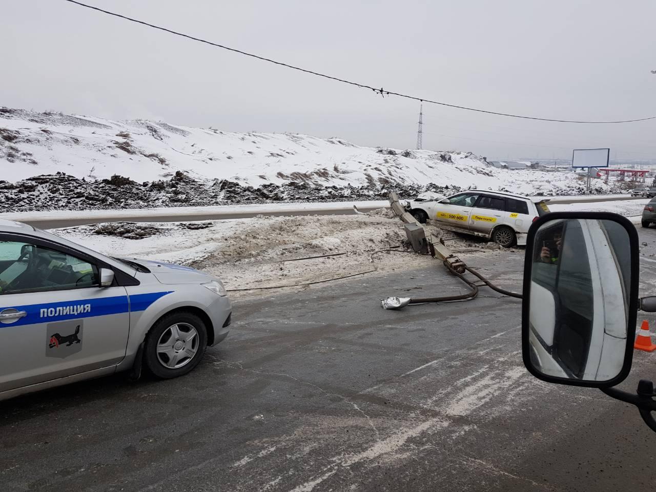 Такси врезалось в опорный столб по дороге в Ново -Ленино
