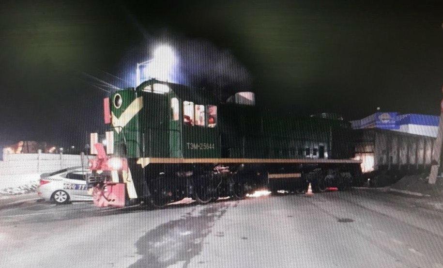 Такси врезалось в тепловоз на улице Мира в Иркутске