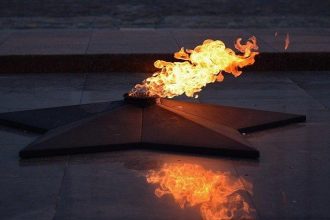 В Усолье-Сибирском школьницы закидали снегом "Вечный огонь"