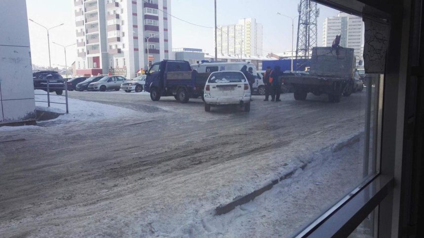 Водитель грузовика наехал на иномарку после конфликта с ее водителем в Иркутске