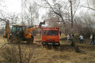200 волонтеров убрали сад Томсона в Иркутске