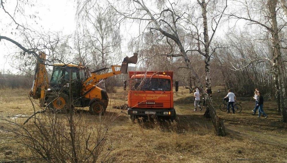 200 волонтеров убрали сад Томсона в Иркутске