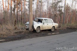 Автомобиль ВАЗ врезался в световую опору в Братске. Три человека пострадали