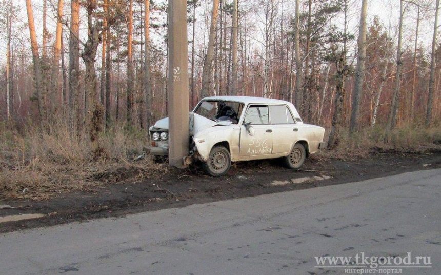 Автомобиль ВАЗ врезался в световую опору в Братске. Три человека пострадали