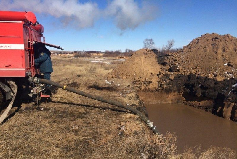 Более 50 приусадебных участков подтоплены в Хомутово. МЧС прокладывает в поселке дренажную систему