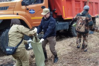 Чиновники убрали несанкционированную свалку на экосубботнике в Прибайкальском нацпарке