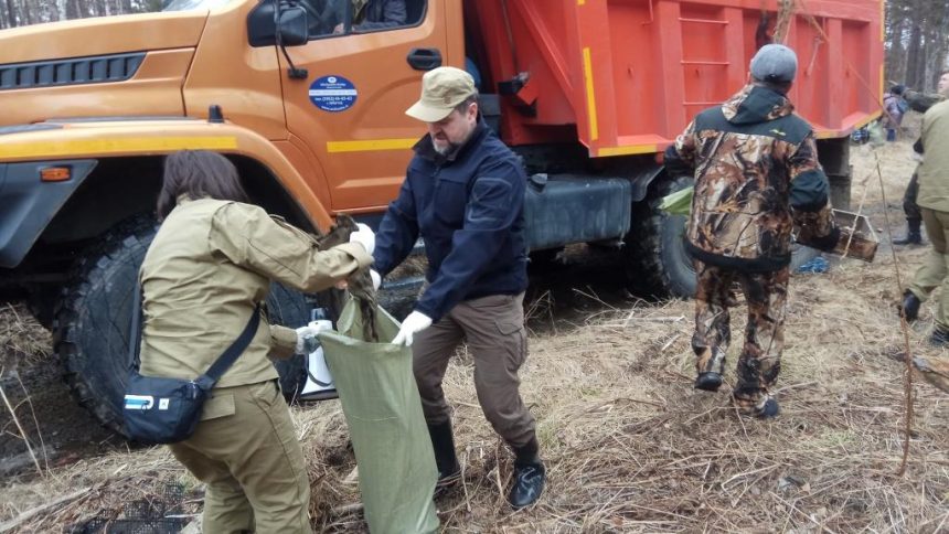 Чиновники убрали несанкционированную свалку на экосубботнике в Прибайкальском нацпарке