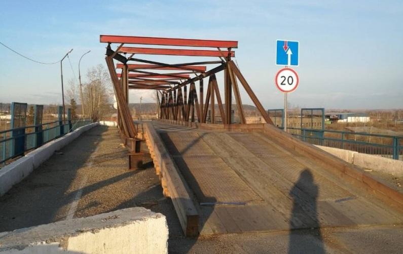 Грузовики повредили металлическую конструкцию отремонтированного недавно виадука в Мегете