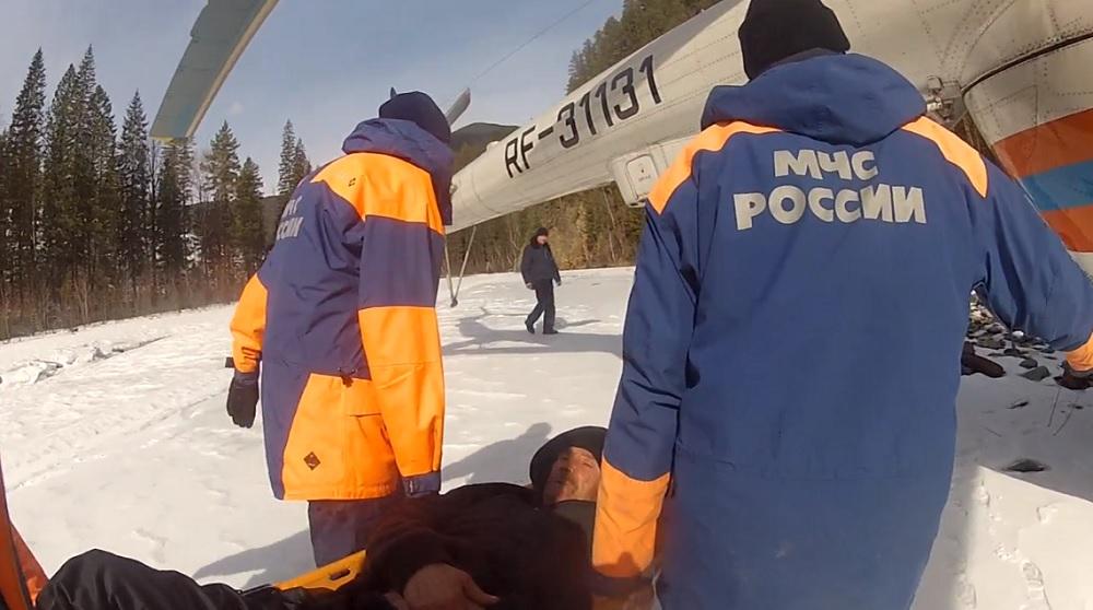 Неделя в фотографиях: эвакуация охотника, споры про Байкал, съезд невест, пожар в здании-памятнике и другое