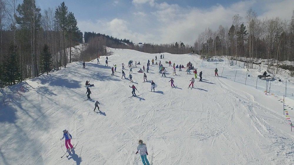 Неделя в фотографиях: эвакуация охотника, споры про Байкал, съезд невест, пожар в здании-памятнике и другое