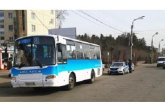 Пассажирку зажало дверьми при выходе из автобуса в Ангарске. Женщина получила травмы и ушибы