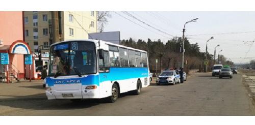 Пассажирку зажало дверьми при выходе из автобуса в Ангарске. Женщина получила травмы и ушибы