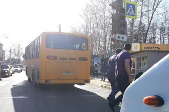 Пассажирский автобус сбил пешеходов в Иркутске